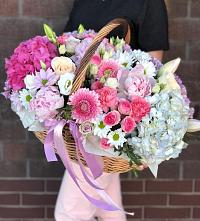 Композиция солнечный день в Борзе Цветочная композиция из Розы, Хризантемы, Пионы и Лизиантусы в корзине в Борзе