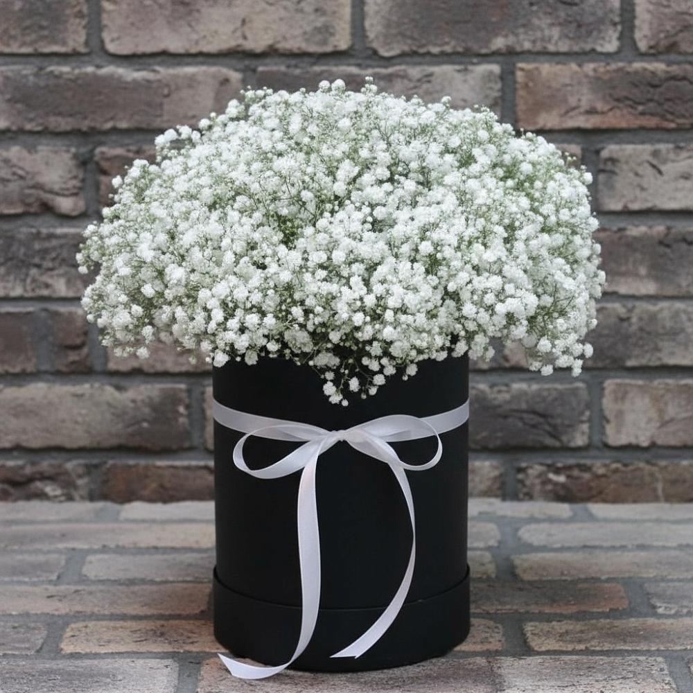 Цветочная композиция из Гипсофила в шляпной коробке в Борзе