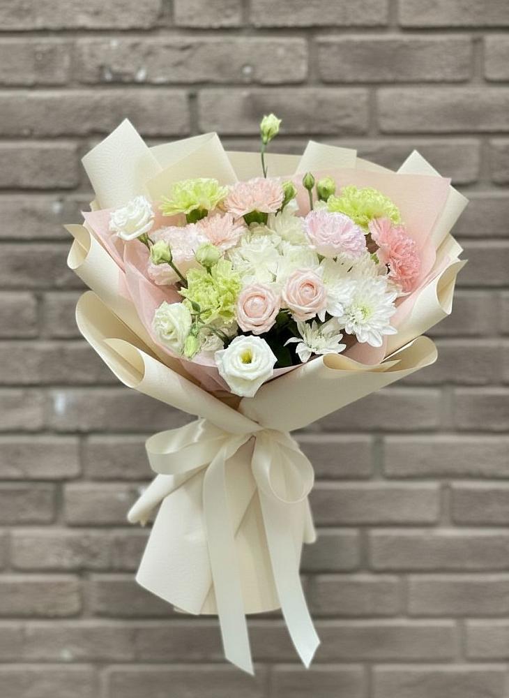 Букет цветов из: Гвоздики, Розы, Лизиантусы и Хризантемы в Борзе