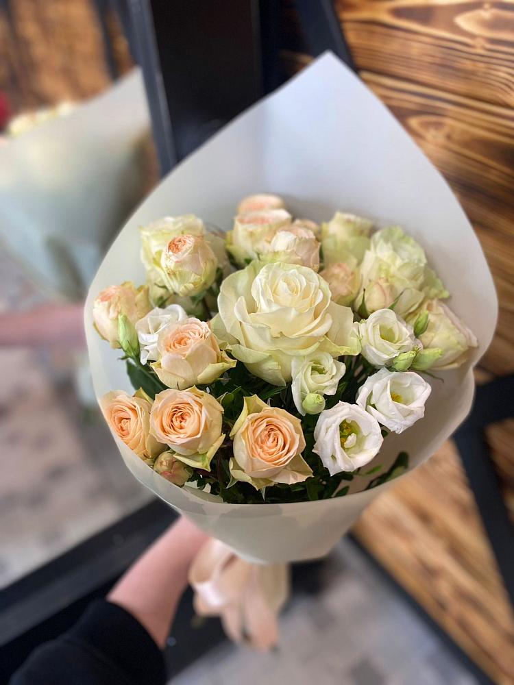 Букет цветов из: Розы и Лизиантусы в Борзе